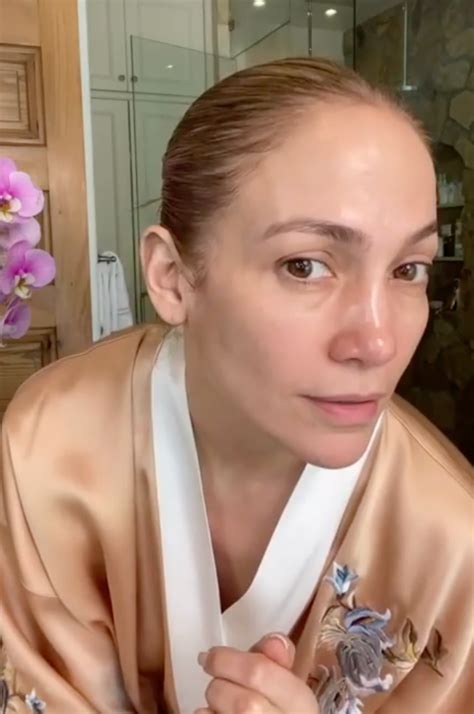 jennifer lopez make/maka|Jennifer Lopez's makeup free selfie is giving us confidence.
